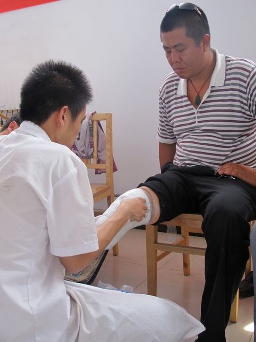 假肢廠(chǎng)家分享假肢是怎么安裝腿上的(圖1) 假肢廠(chǎng)家分享假肢是怎么安裝腿上的(圖1)